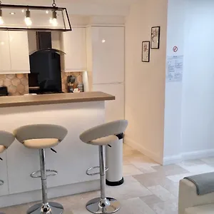 https://new-3-bedroomsflat-in-ashford-near-heatrow.brighton-hotels-england.com